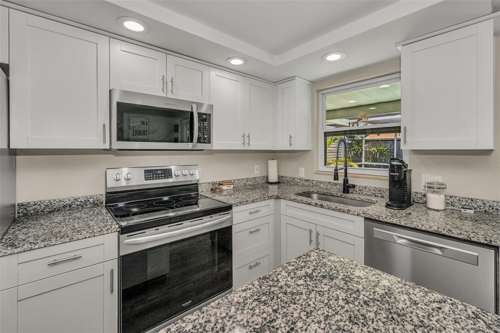 Listing photo id 15 for 6053 11th Avenue