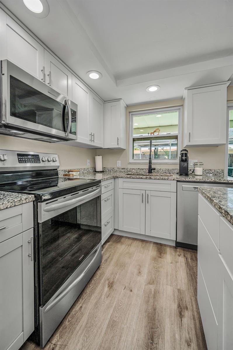 Listing photo id 16 for 6053 11th Avenue