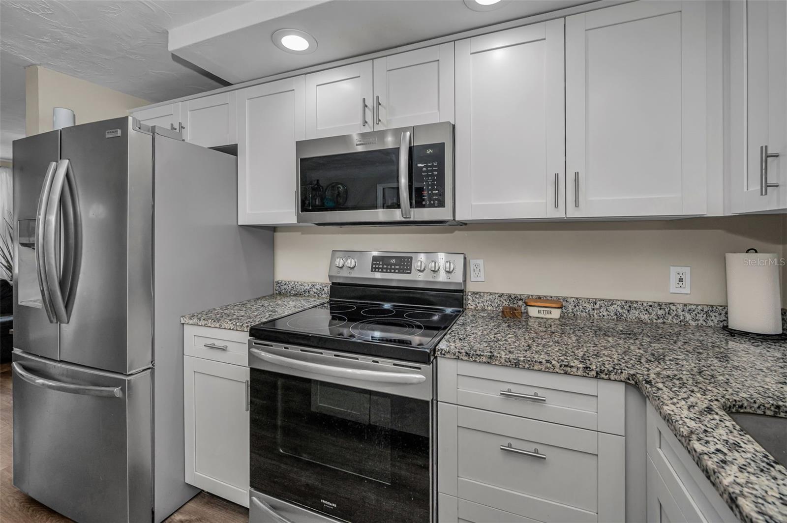 Listing photo id 17 for 6053 11th Avenue