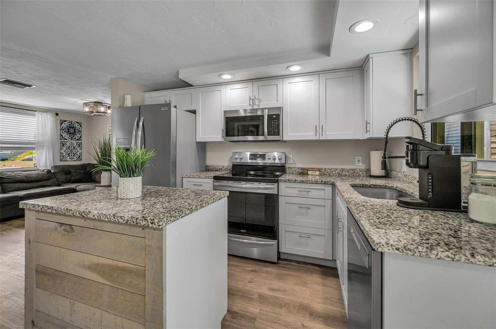 Listing photo id 18 for 6053 11th Avenue