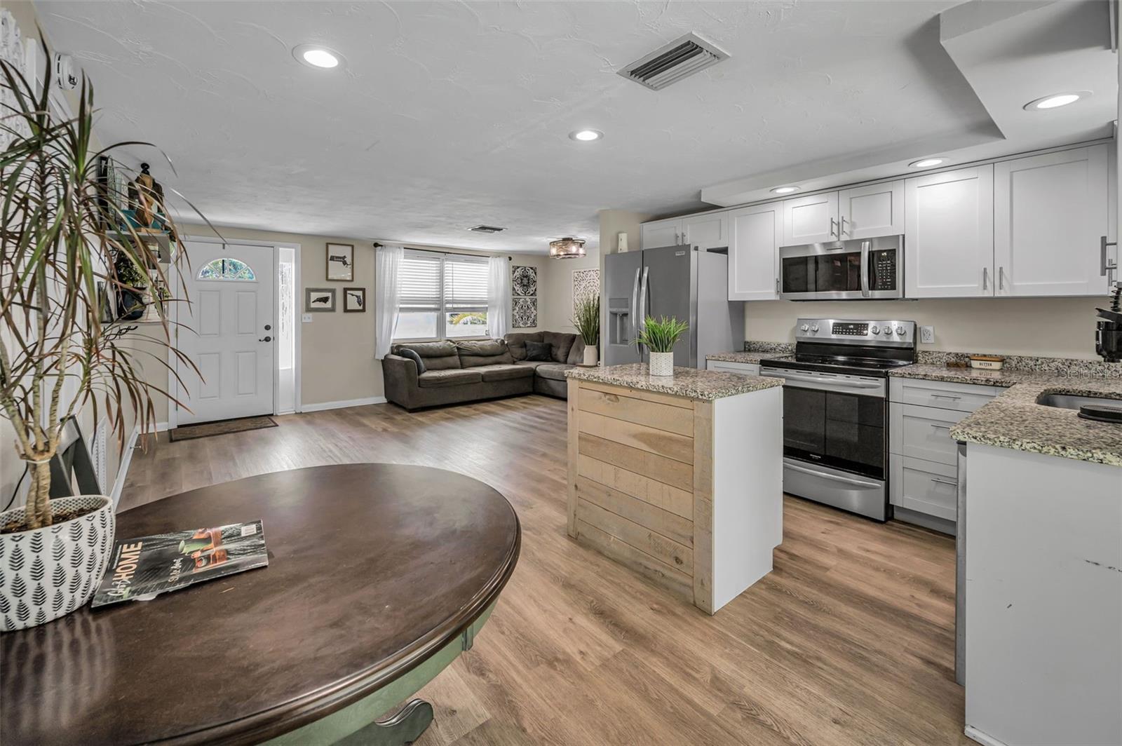 Listing photo id 19 for 6053 11th Avenue