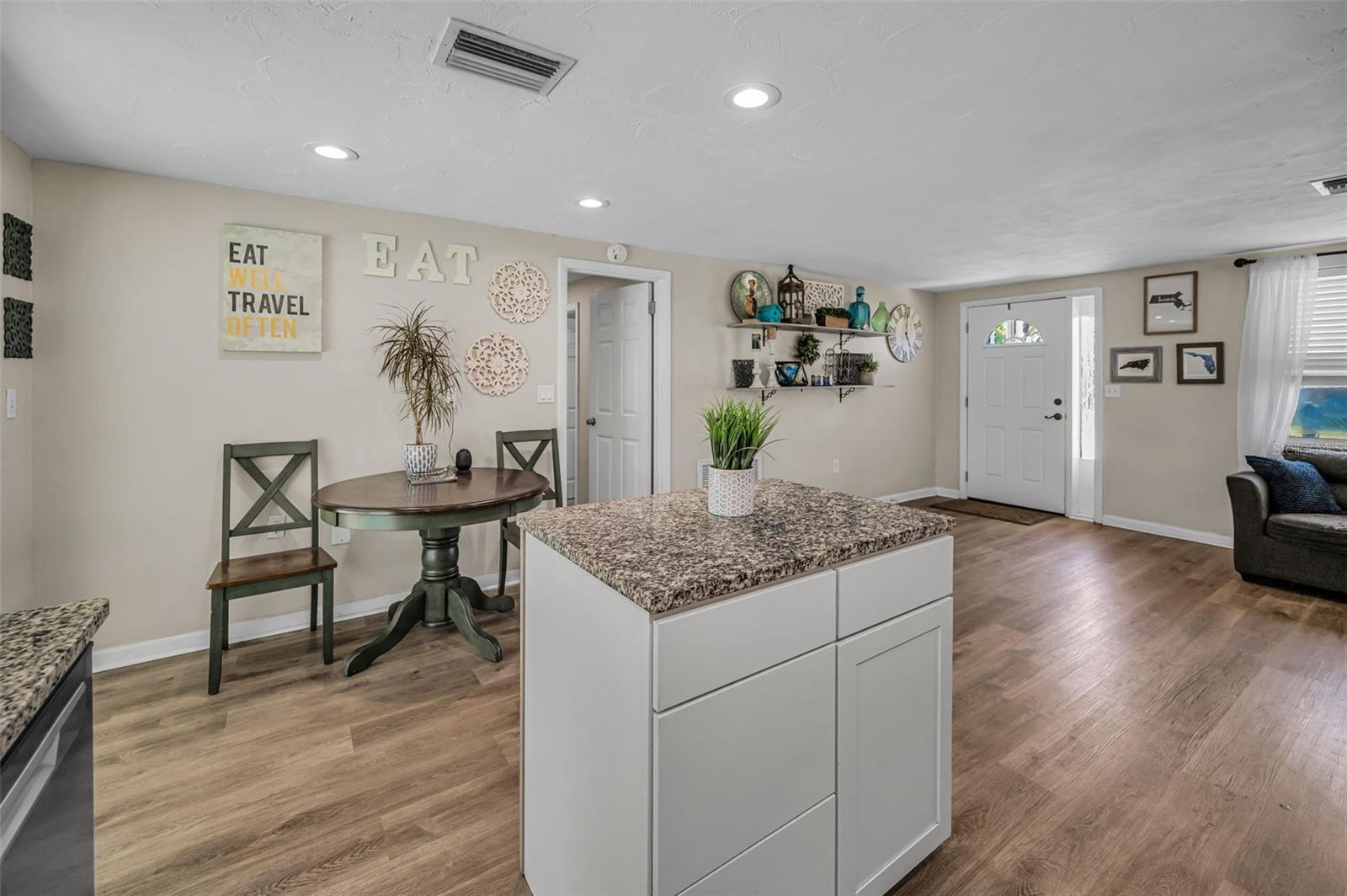 Listing photo id 20 for 6053 11th Avenue