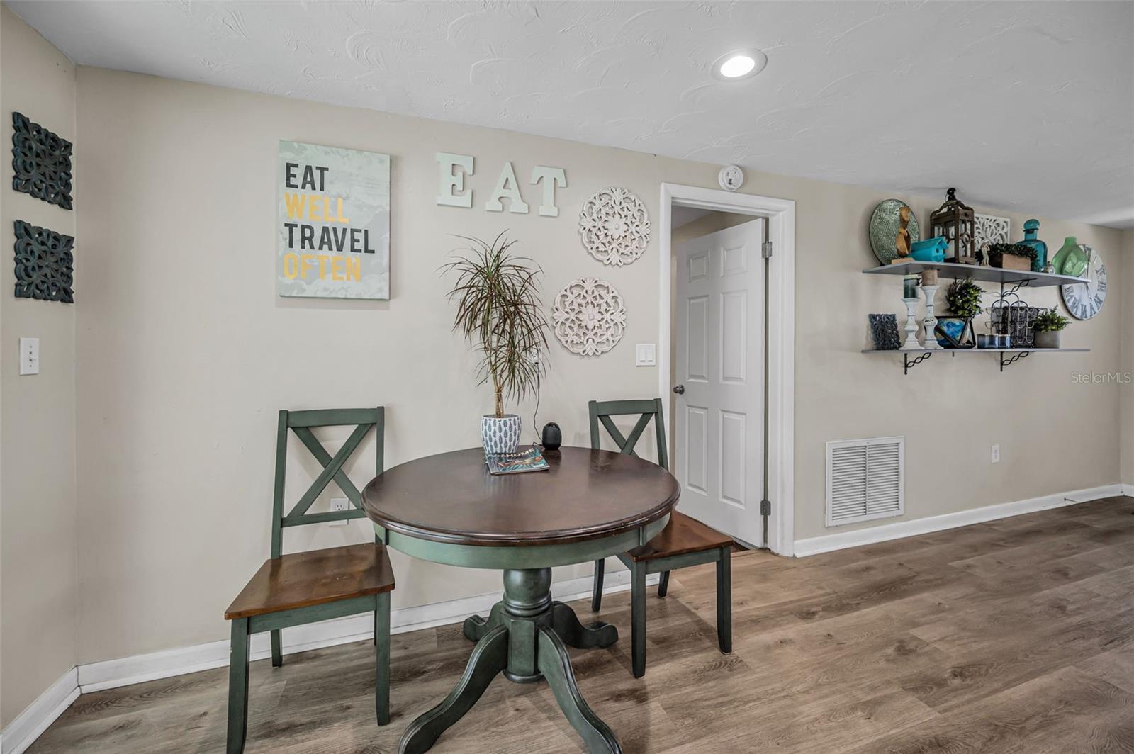 Listing photo id 21 for 6053 11th Avenue