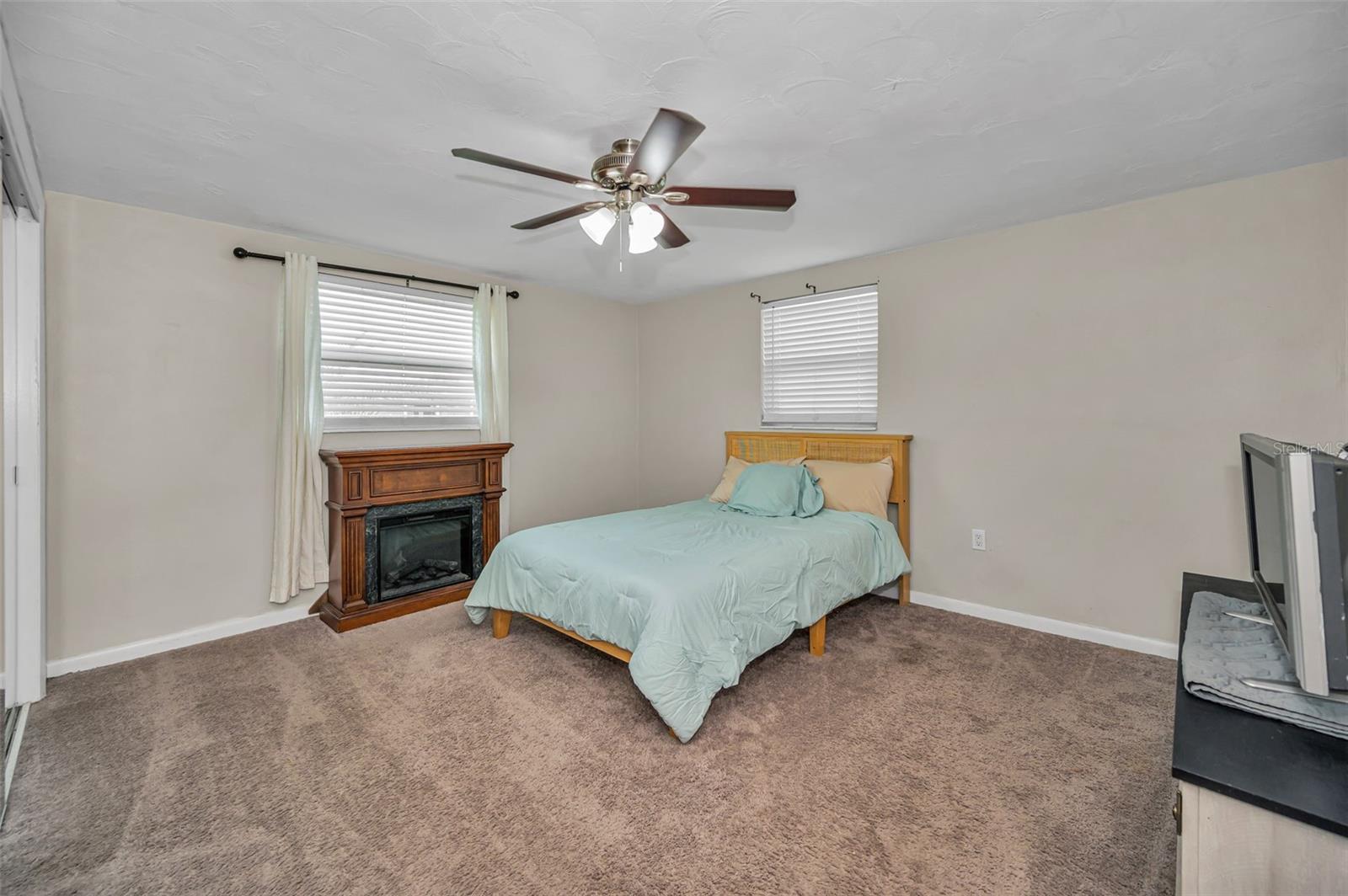 Listing photo id 22 for 6053 11th Avenue