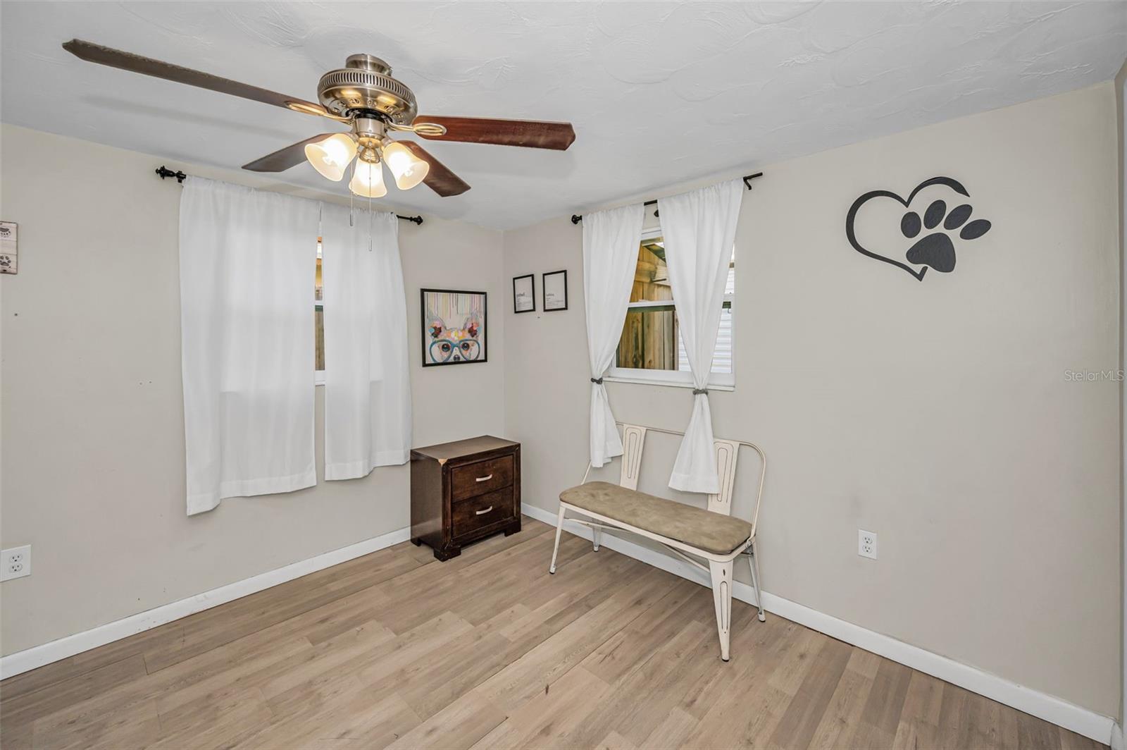 Listing photo id 25 for 6053 11th Avenue