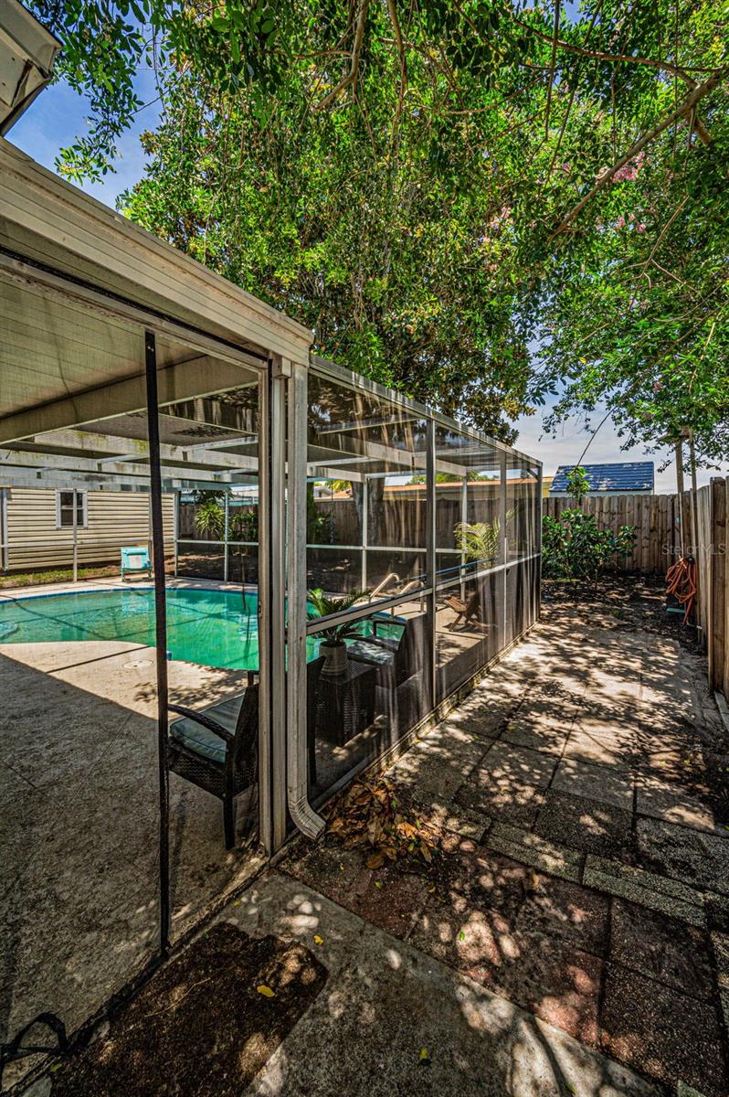 Listing photo id 35 for 6053 11th Avenue