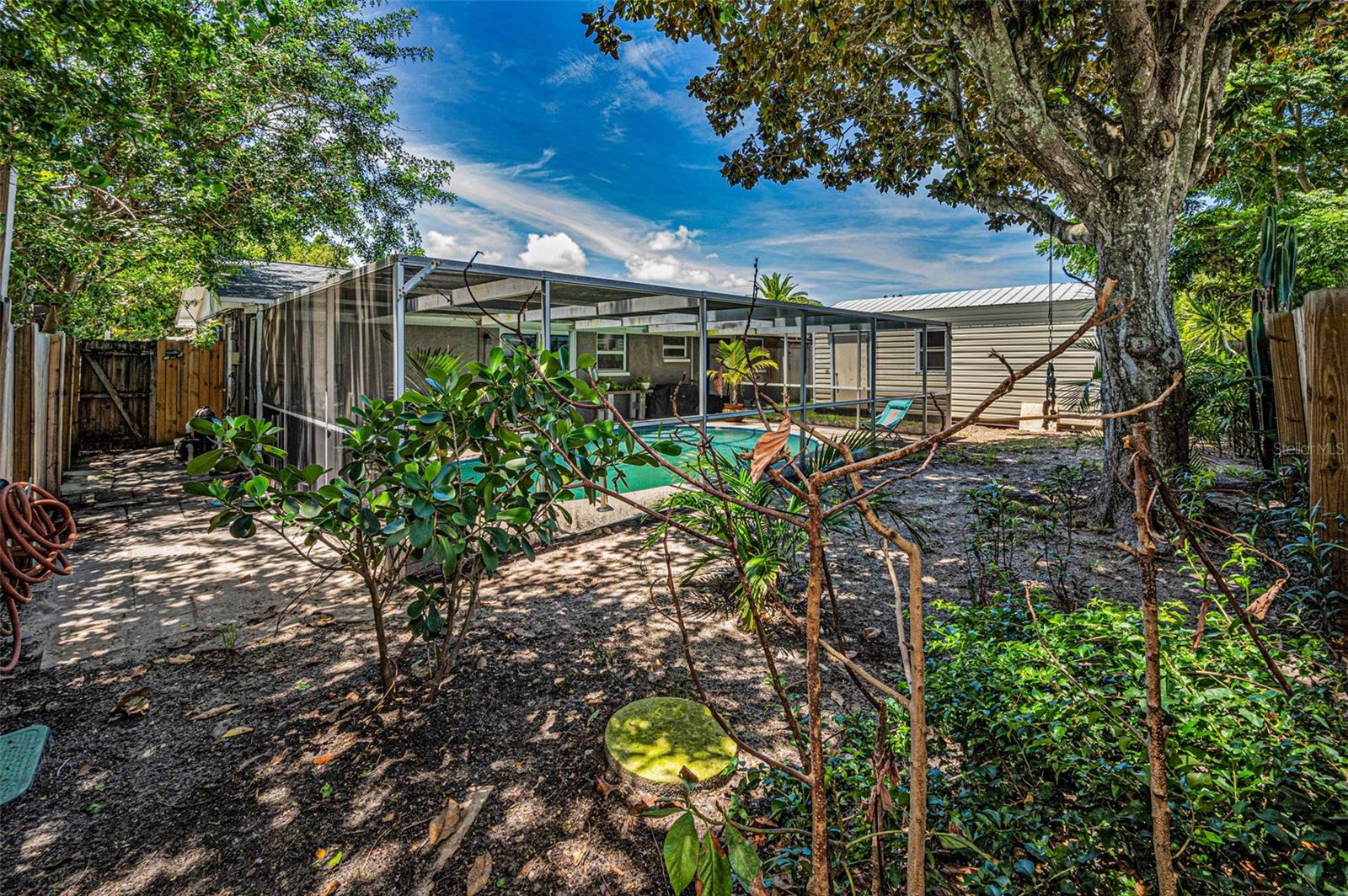 Listing photo id 36 for 6053 11th Avenue
