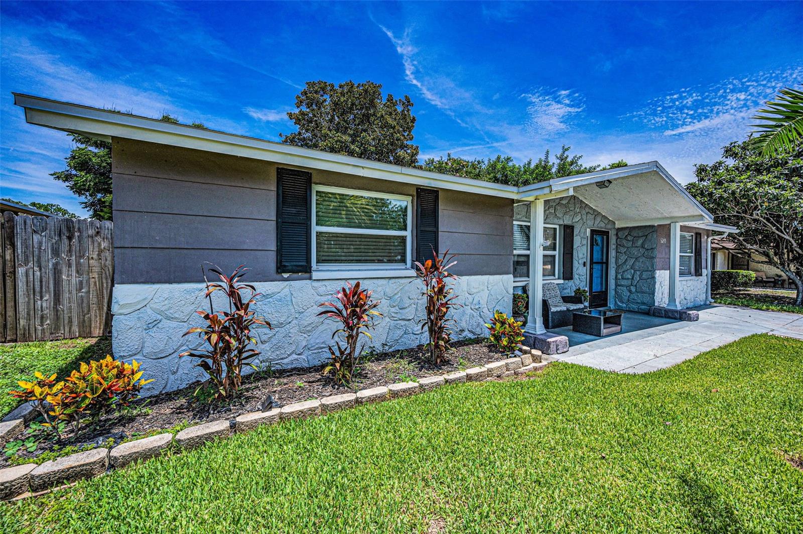 Listing photo id 2 for 6053 11th Avenue