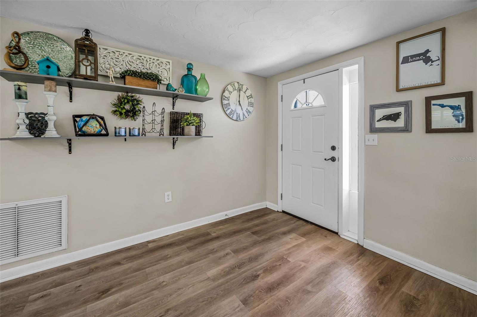 Listing photo id 6 for 6053 11th Avenue