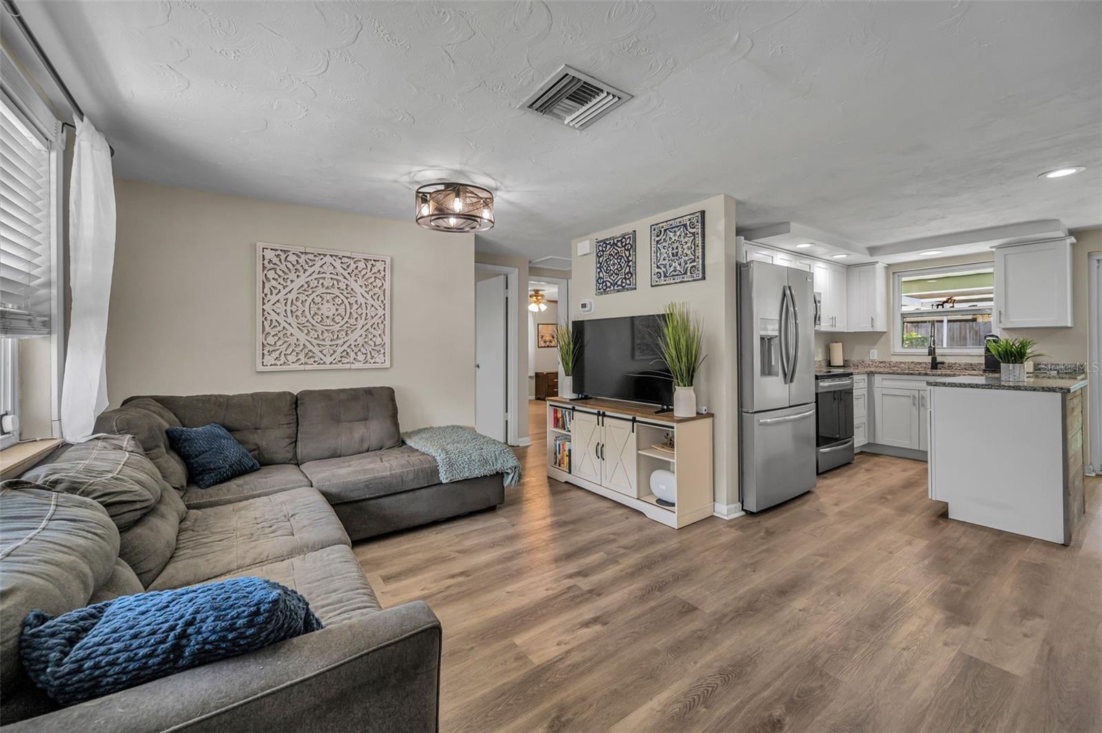 Listing photo id 7 for 6053 11th Avenue