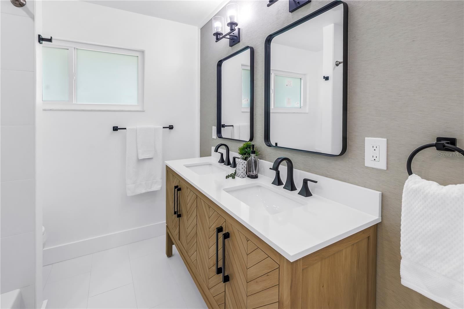 Image 21 of 32 For 6161 35th Avenue N