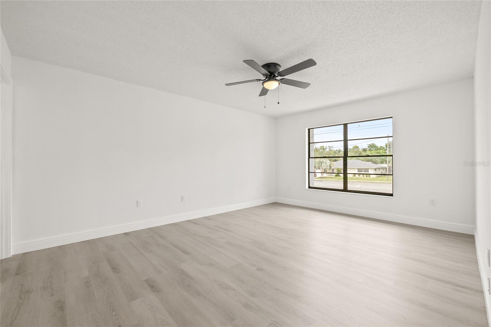 Image 10 of 30 For 2473 Mariner Boulevard