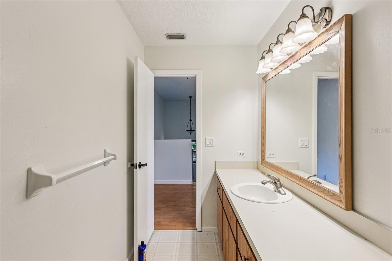 Image 24 of 28 For 808 Franklin Circle