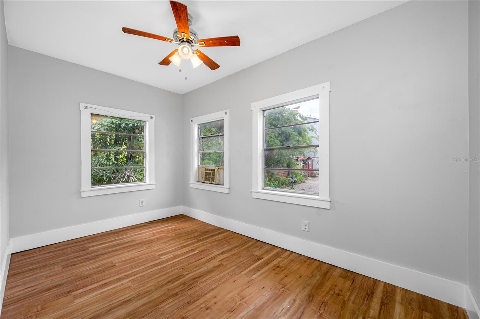 Image 16 of 31 For 714 Hollywood Street 5