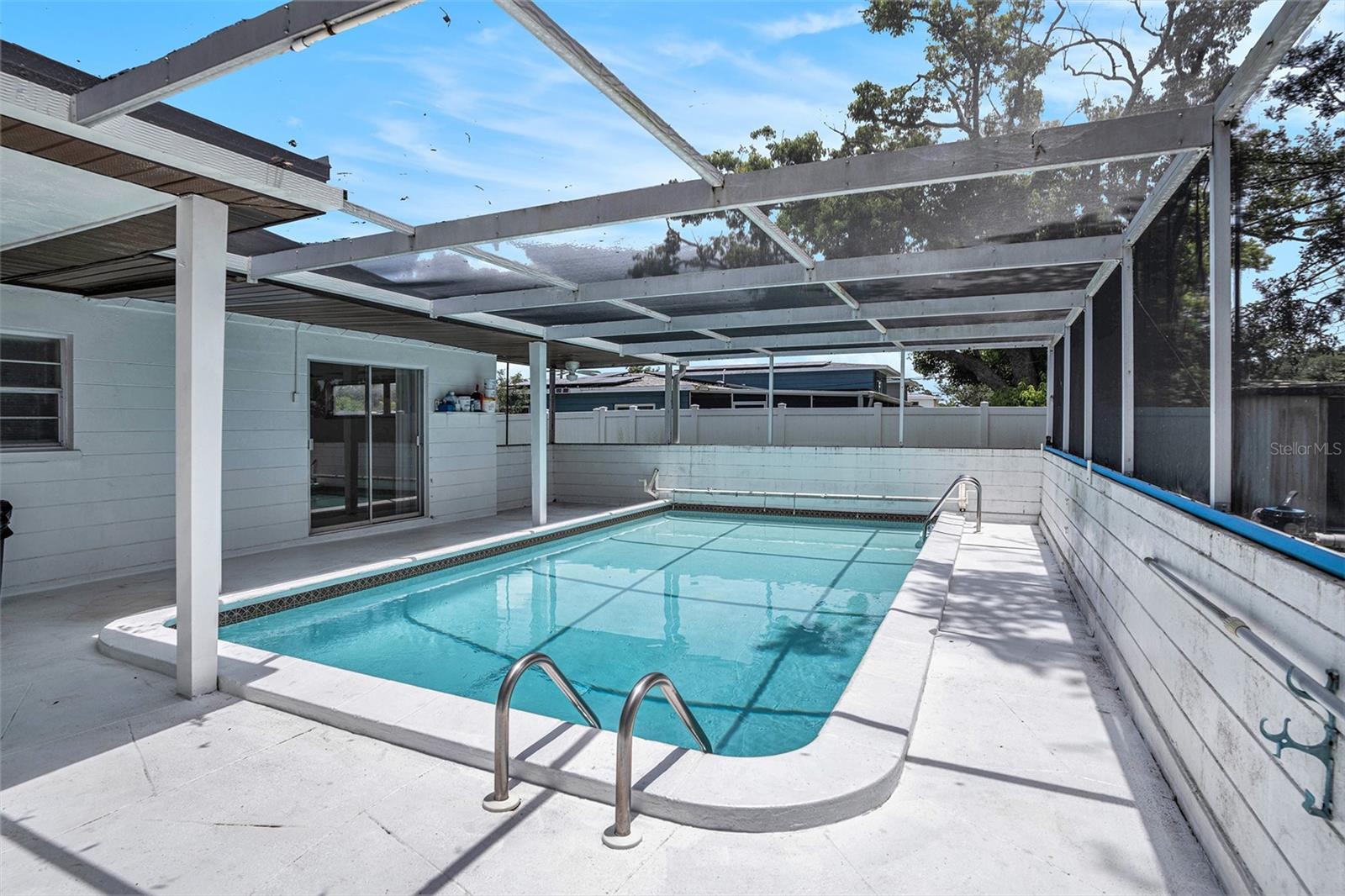 Listing photo id 0 for 11830 86th Avenue