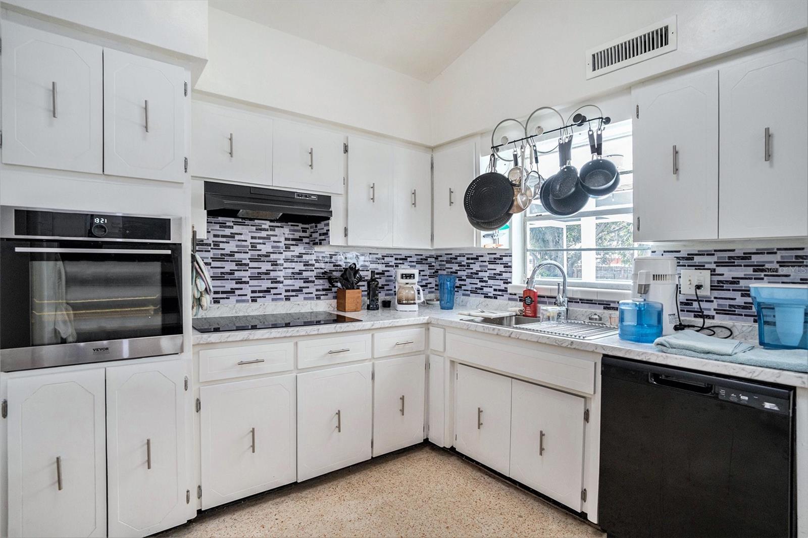 Listing photo id 1 for 11830 86th Avenue