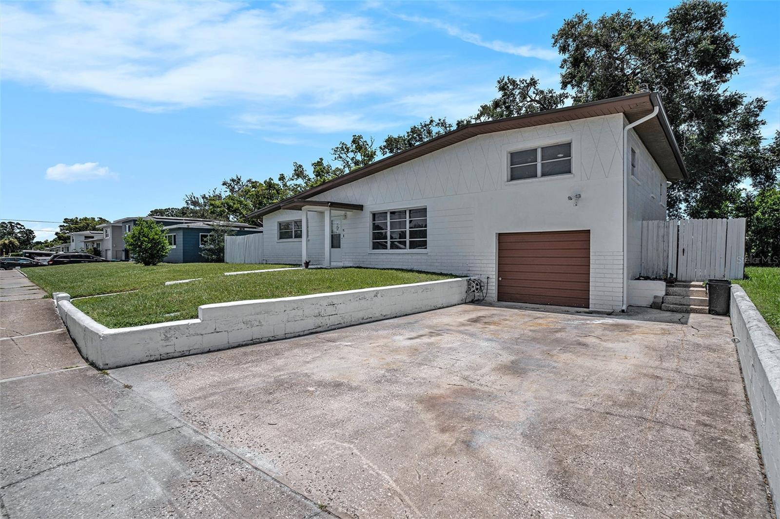 Listing photo id 3 for 11830 86th Avenue