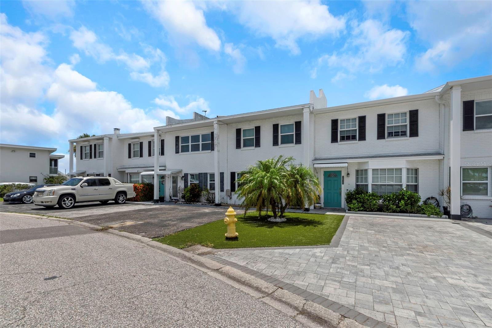 Listing photo id 0 for 2630 St Josephs Drive W