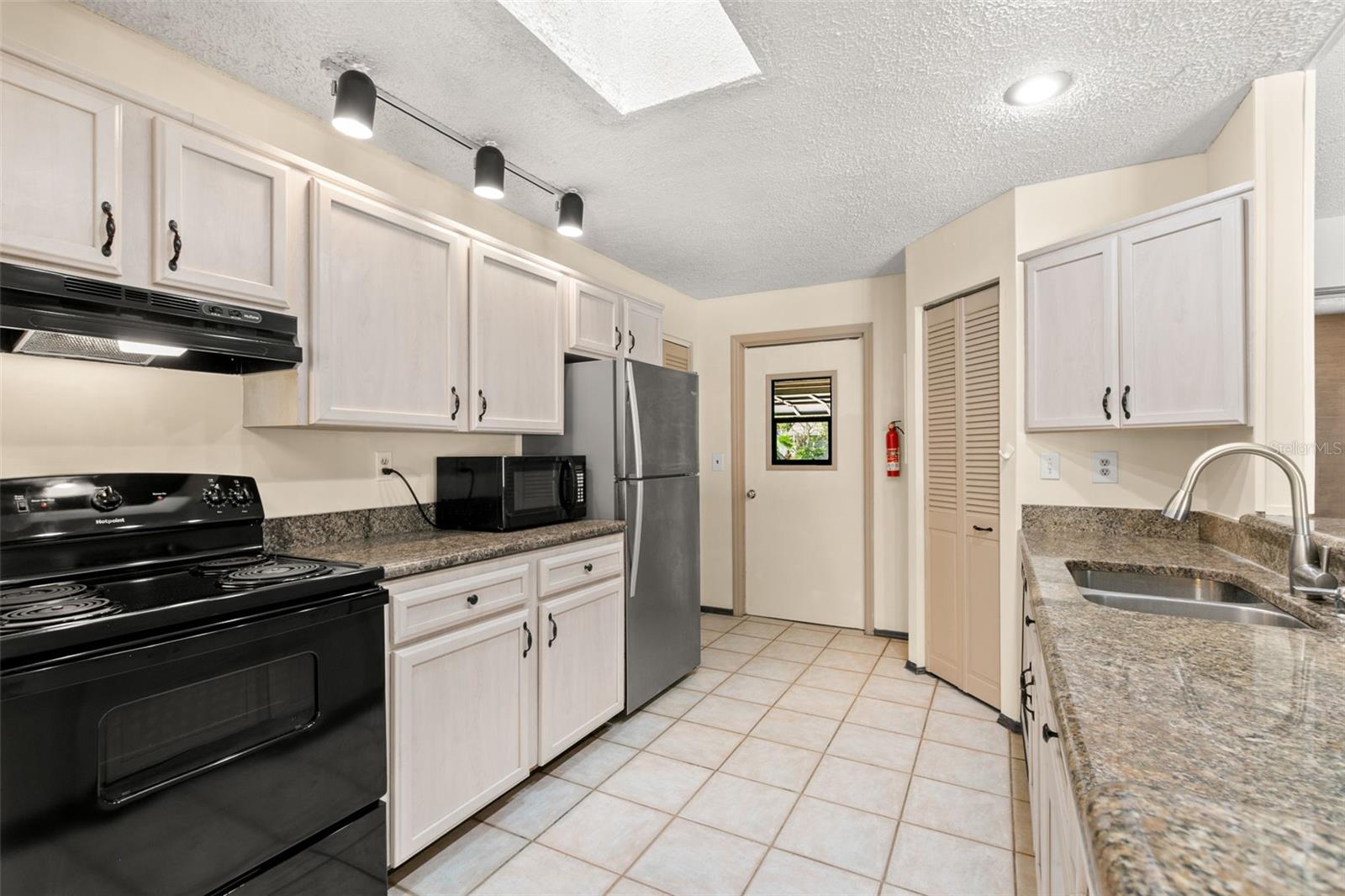 Image 10 of 35 For 2147 Colonial Boulevard W