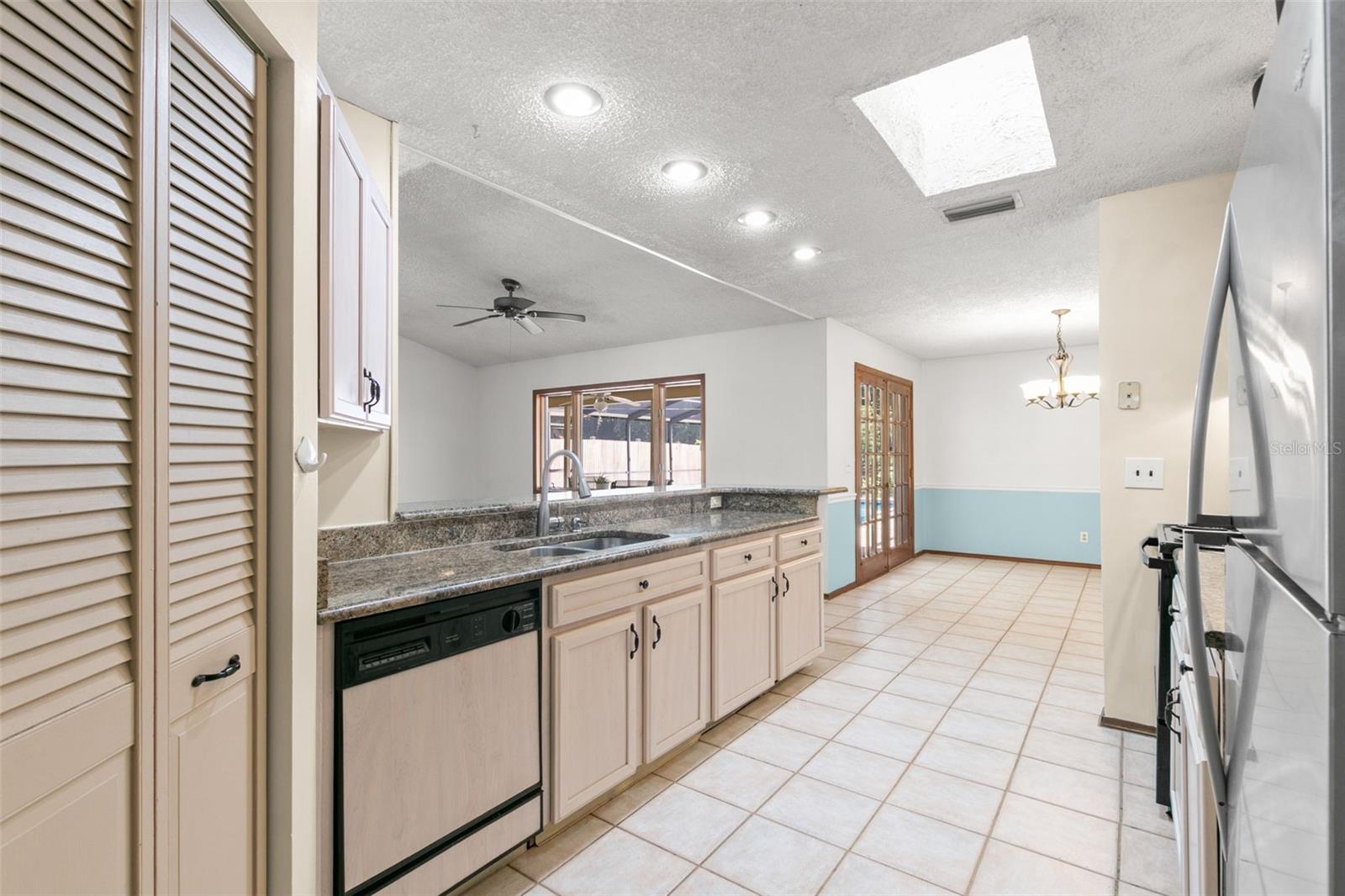 Image 12 of 35 For 2147 Colonial Boulevard W