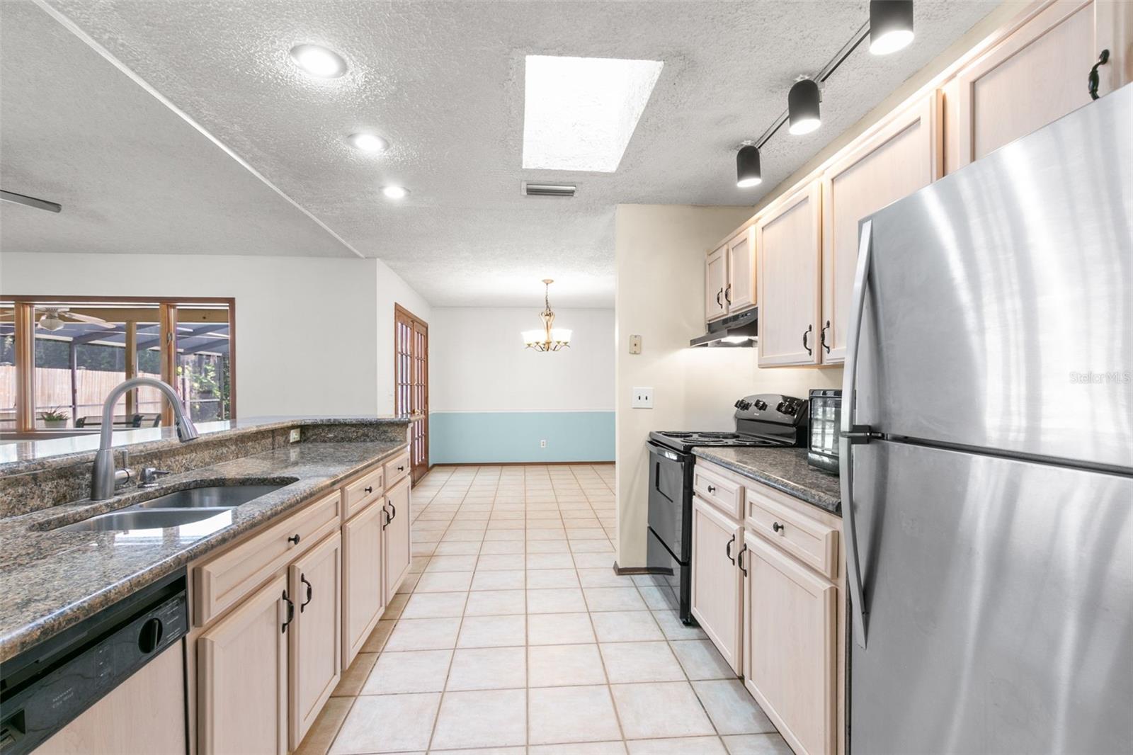 Image 13 of 35 For 2147 Colonial Boulevard W