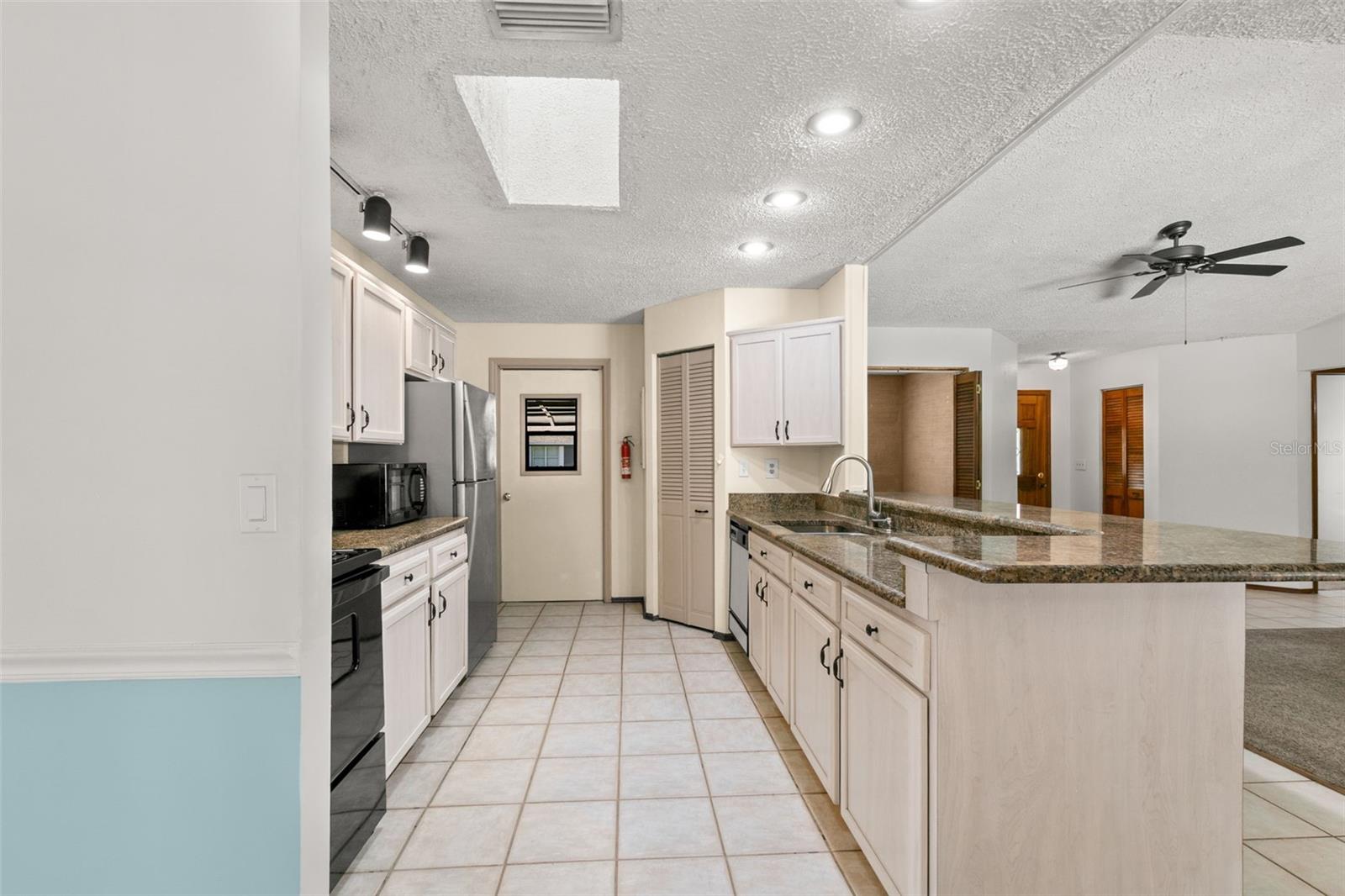 Image 14 of 35 For 2147 Colonial Boulevard W