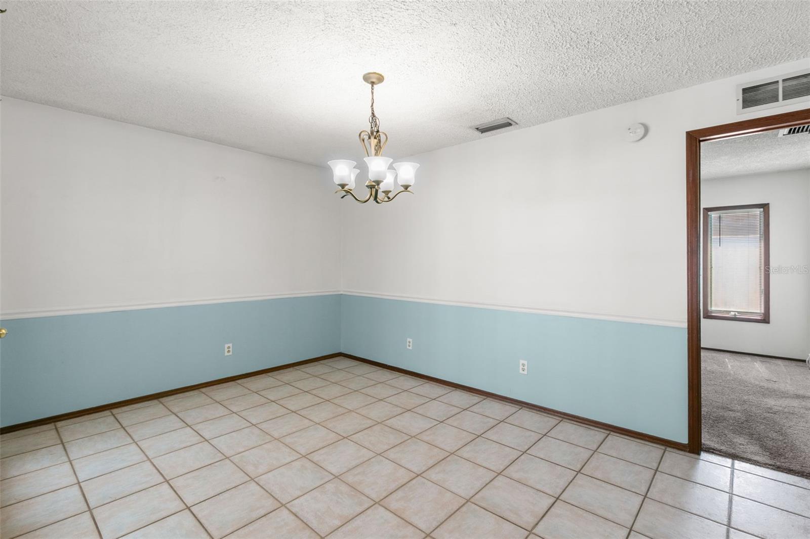 Image 15 of 35 For 2147 Colonial Boulevard W