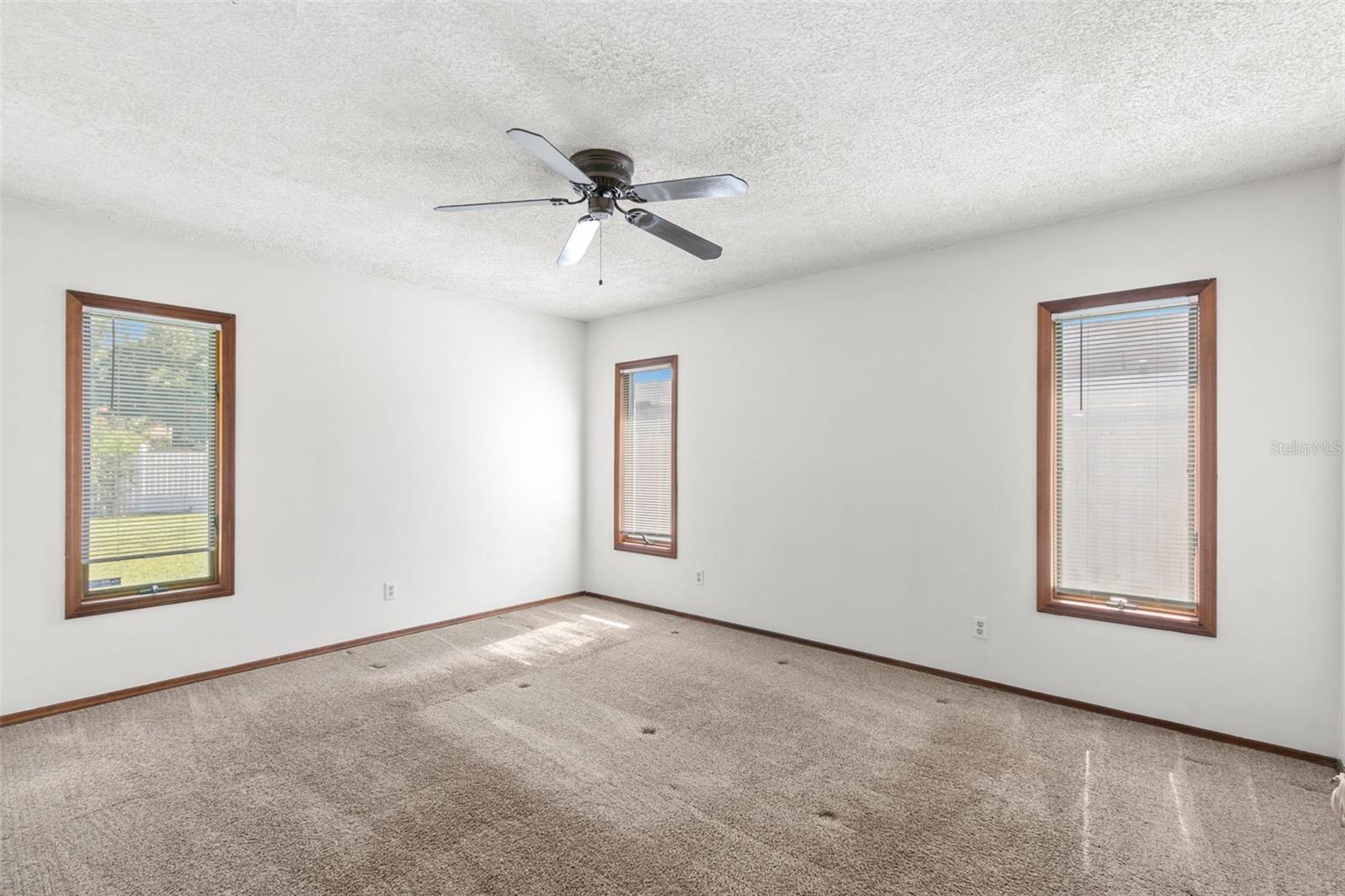 Image 17 of 35 For 2147 Colonial Boulevard W