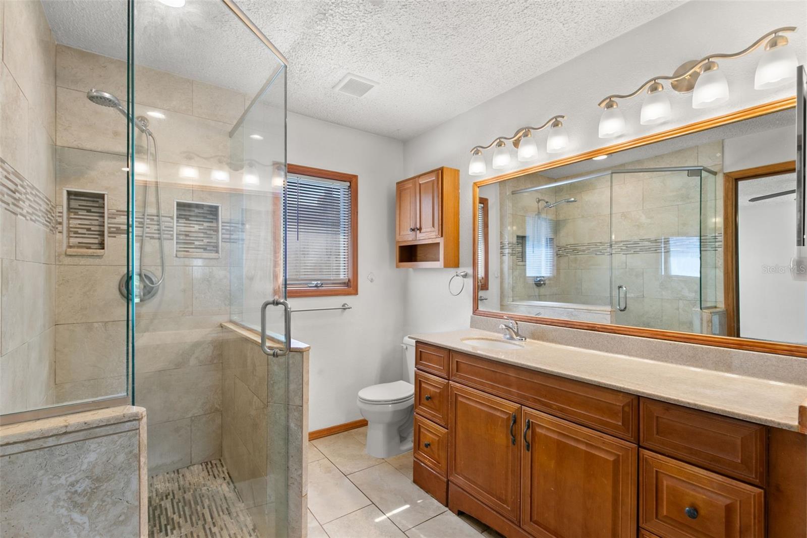 Image 19 of 35 For 2147 Colonial Boulevard W