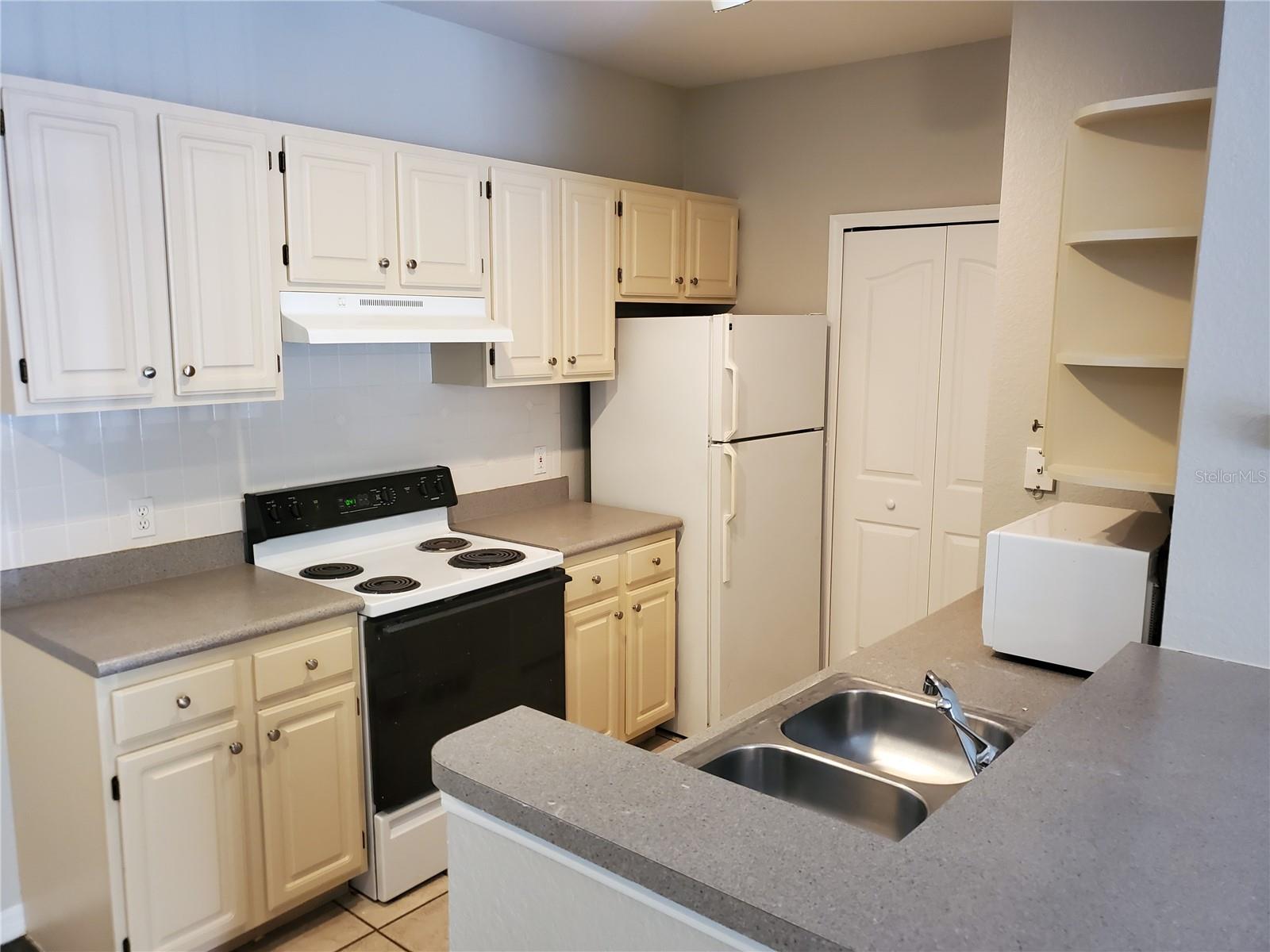Image 8 of 19 For 5807 Legacy Crescent Place 201