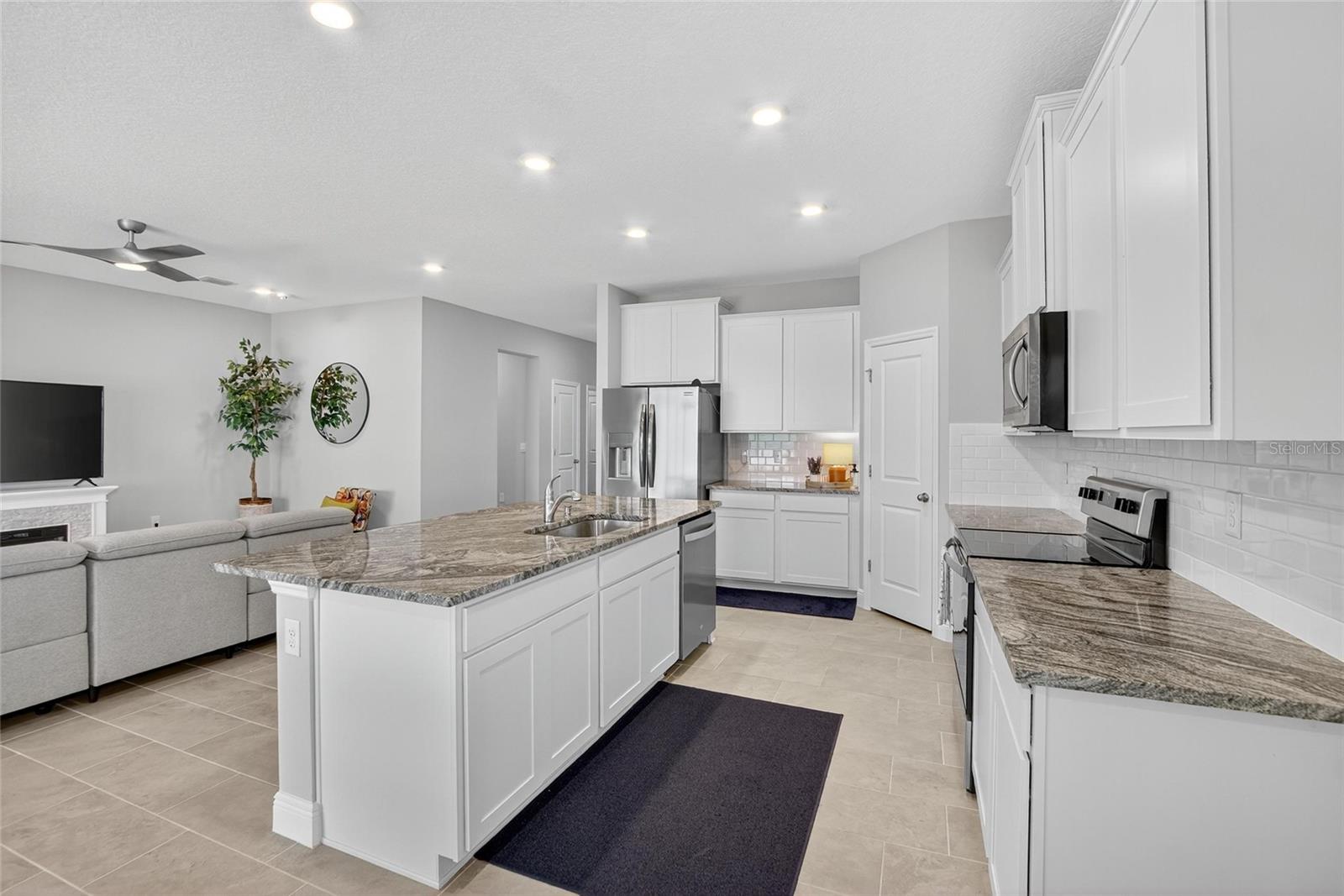 Listing photo id 8 for 5657 Hawks Cay Street