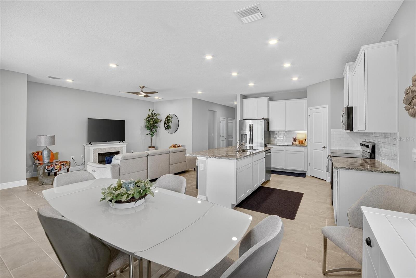 Listing photo id 12 for 5657 Hawks Cay Street