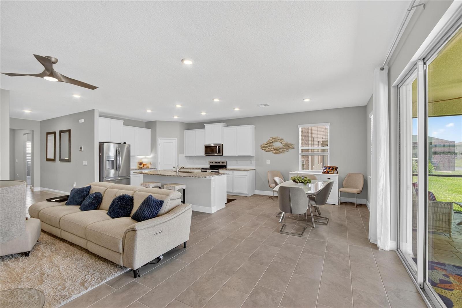 Listing photo id 4 for 5657 Hawks Cay Street