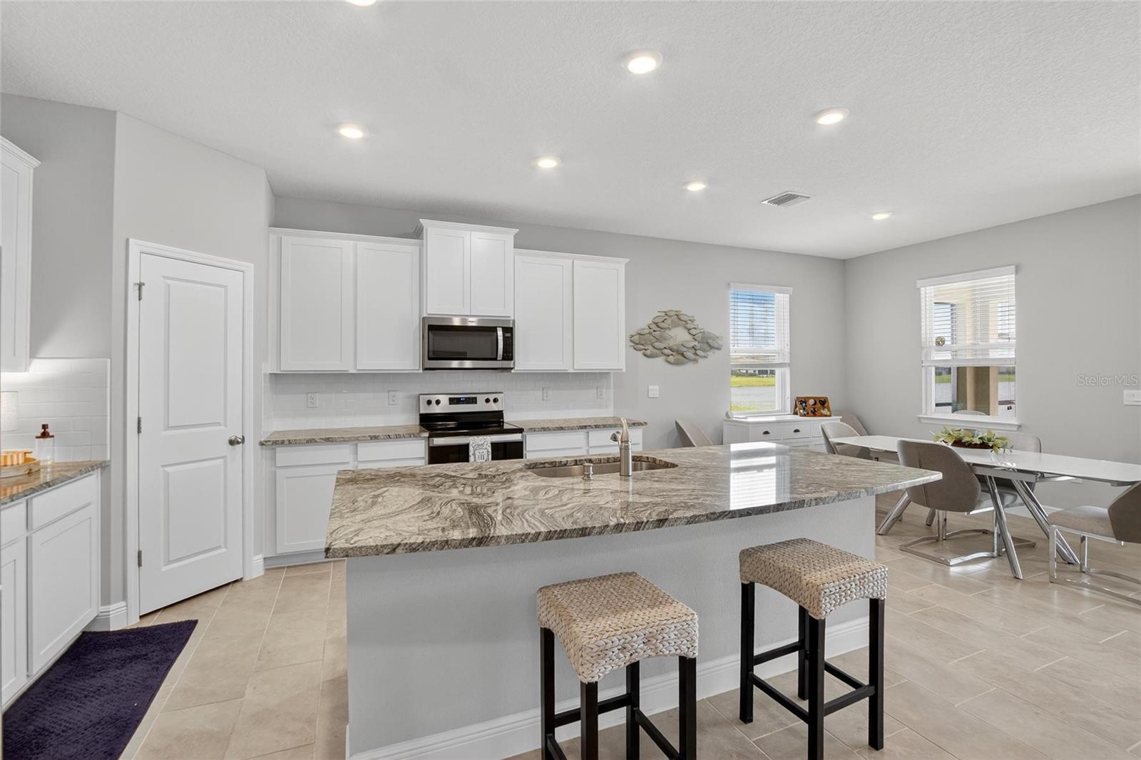 Listing photo id 5 for 5657 Hawks Cay Street