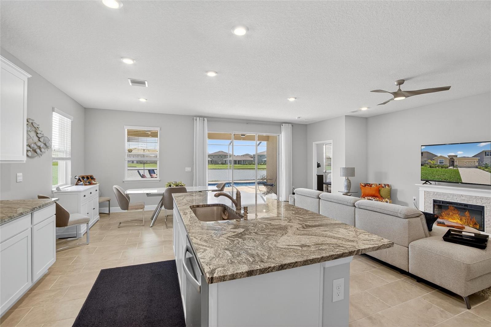 Listing photo id 7 for 5657 Hawks Cay Street