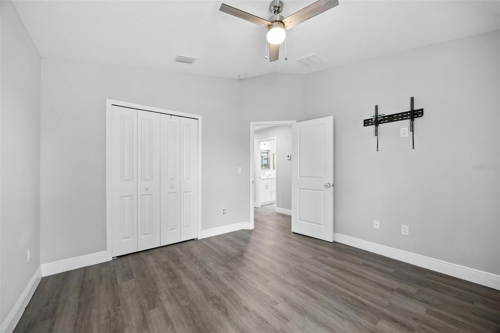 Image 18 of 30 For 2519 Hiawatha Street