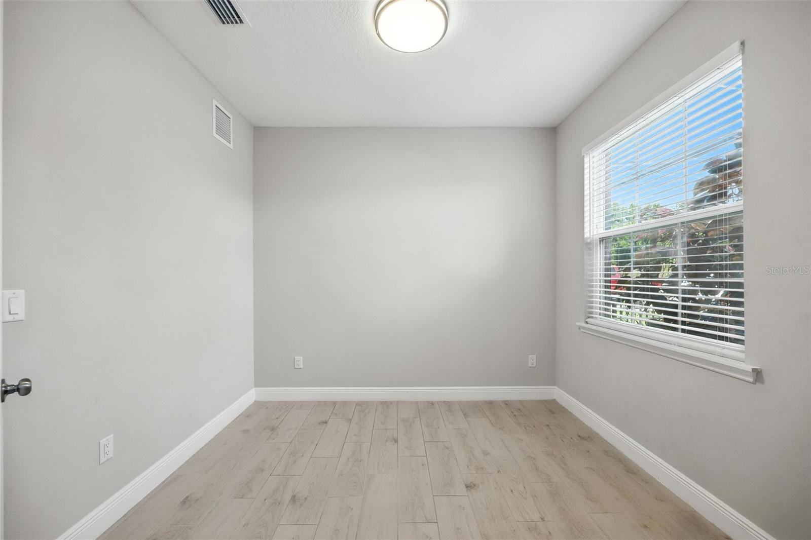 Image 4 of 30 For 2519 Hiawatha Street