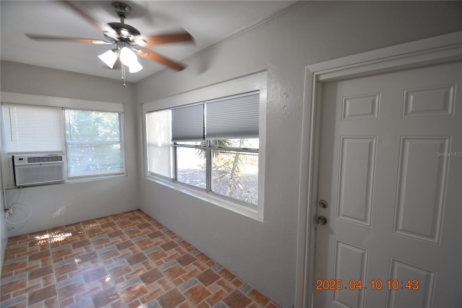 Image 11 of 34 For 400 Comet Avenue Right