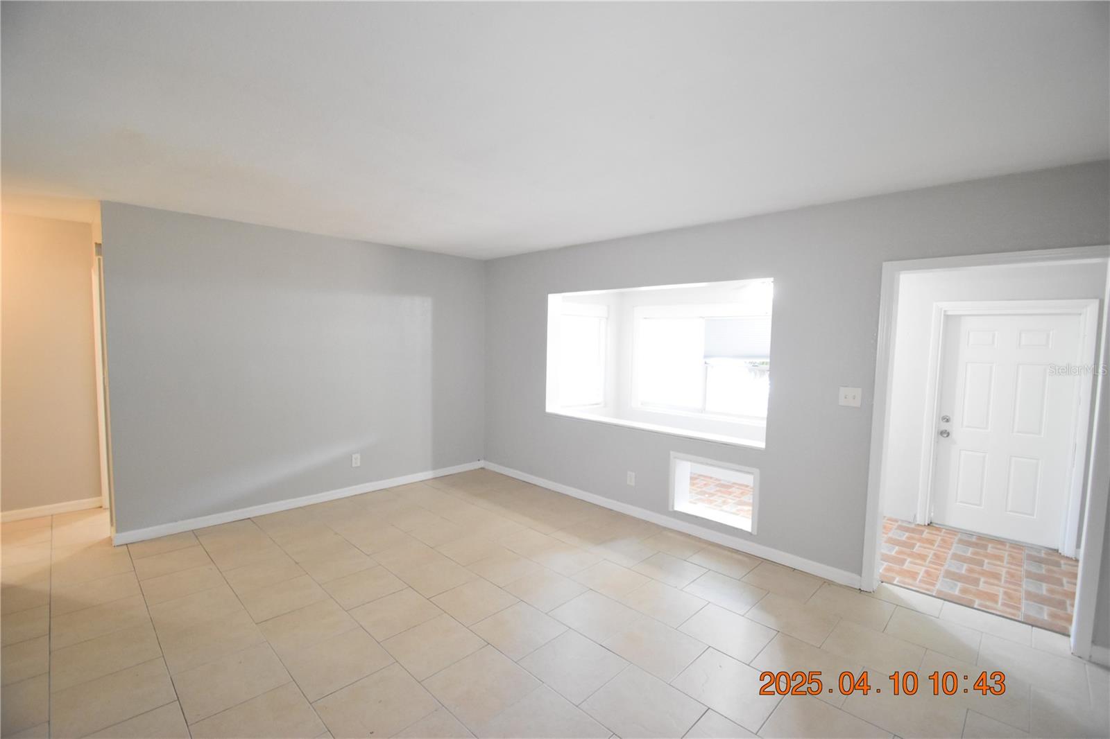 Image 18 of 34 For 400 Comet Avenue Right