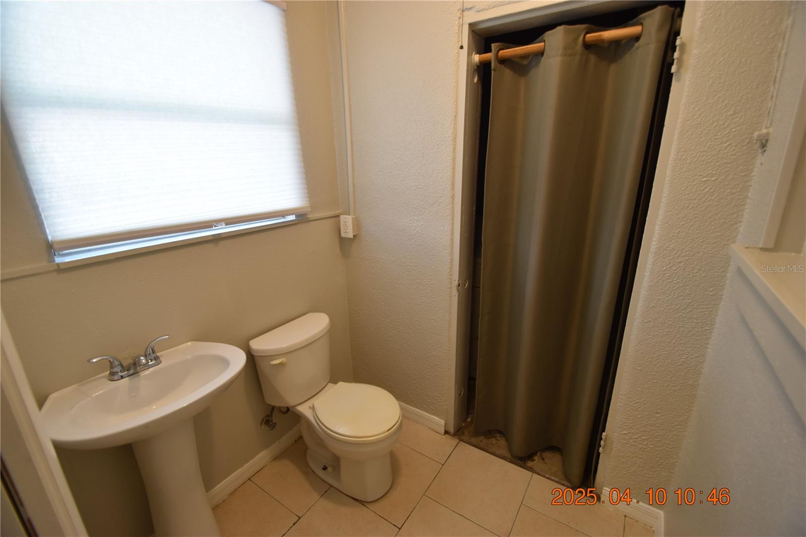 Image 21 of 34 For 400 Comet Avenue Right