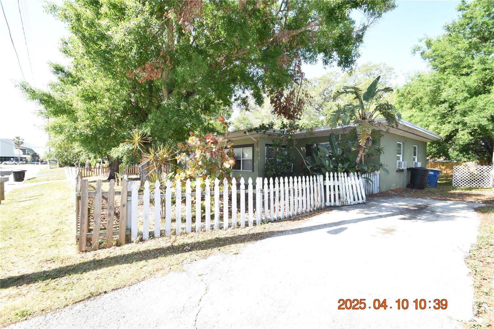 Image 3 of 34 For 400 Comet Avenue Right