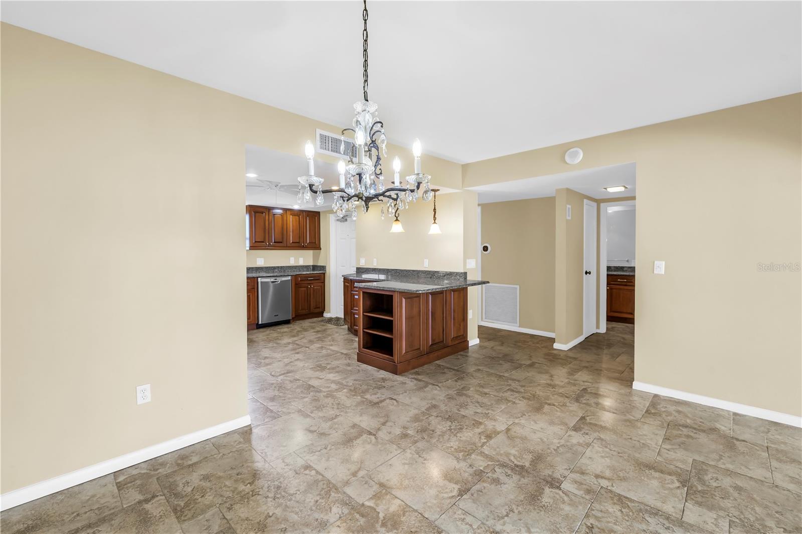 Image 14 of 76 For 5108 Brittany Drive S 908
