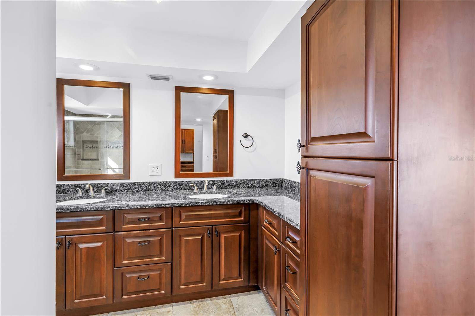 Image 30 of 76 For 5108 Brittany Drive S 908