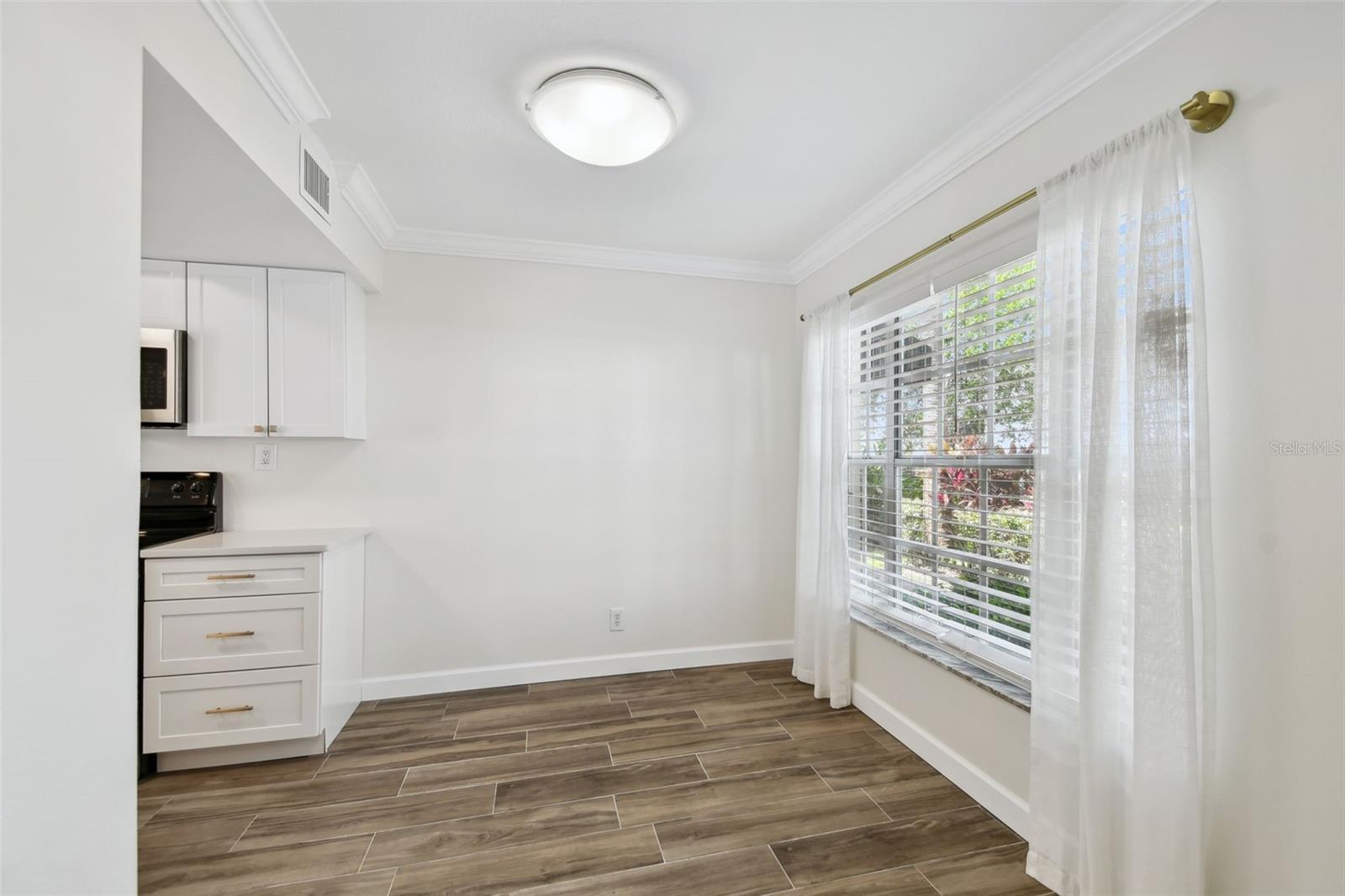 Image 6 of 23 For 408 Arrawana Avenue A4