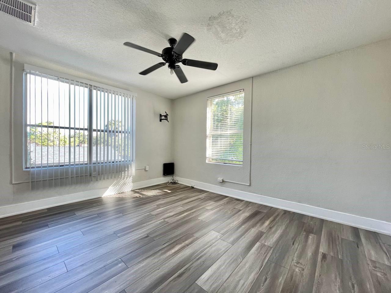 Image 3 of 11 For 1006 Arch Street 6