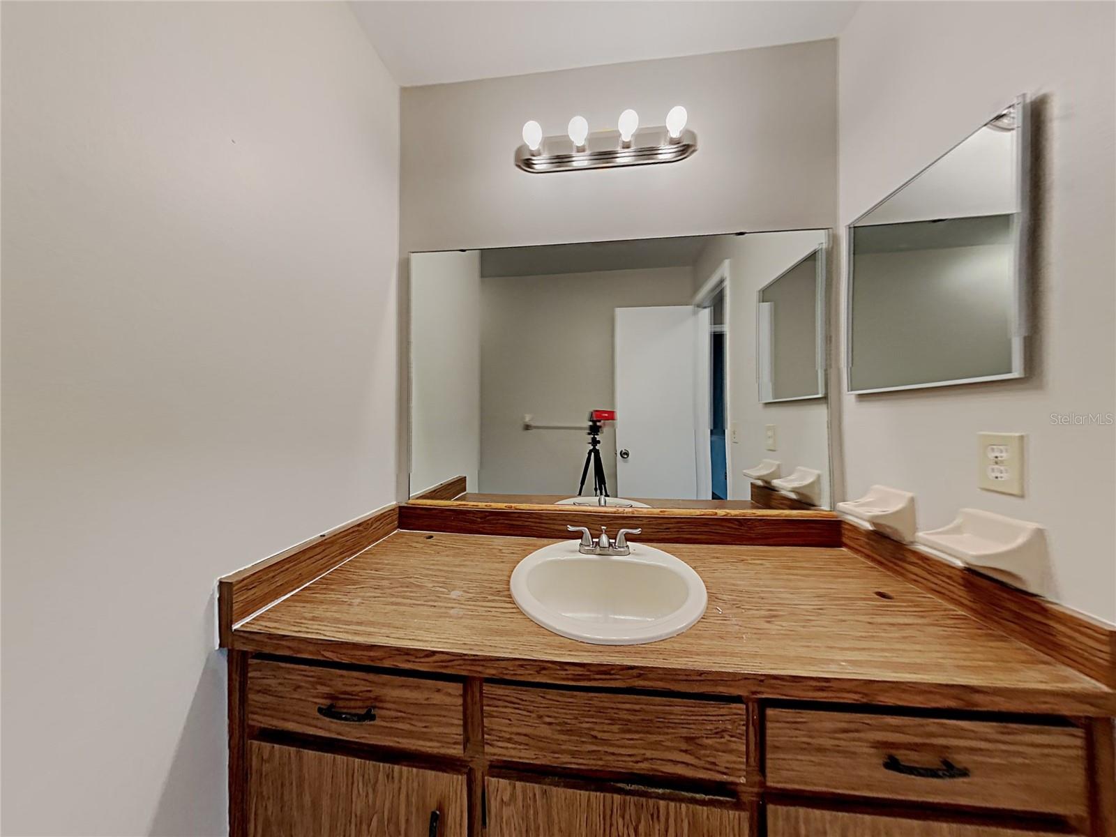 Image 13 of 24 For 107 Lyndhurst Drive