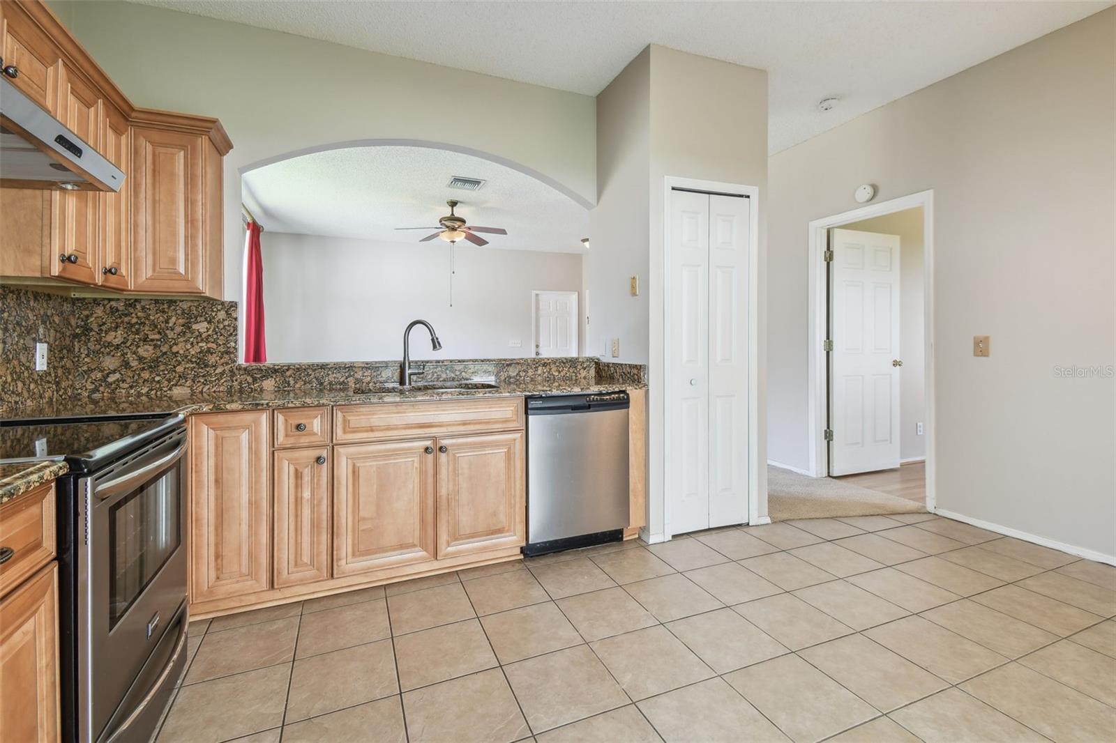Image 12 of 39 For 501 Royal Ridge Street