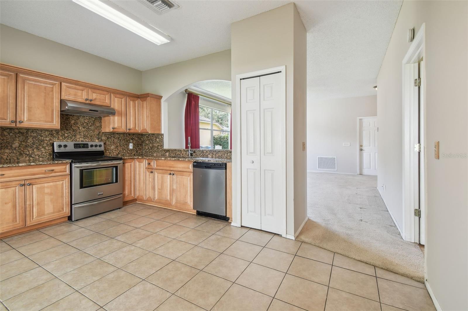 Image 13 of 39 For 501 Royal Ridge Street