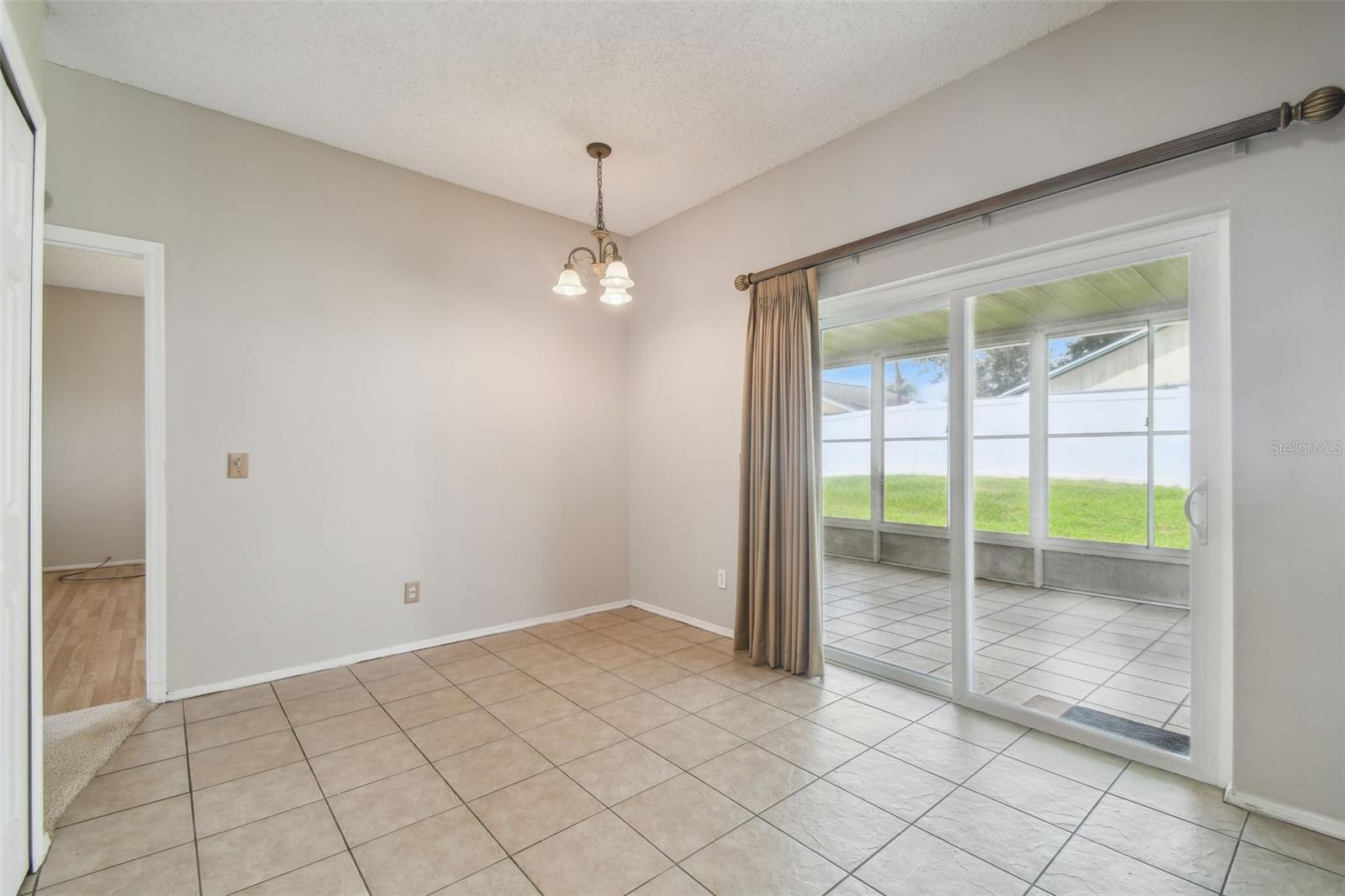 Image 14 of 39 For 501 Royal Ridge Street