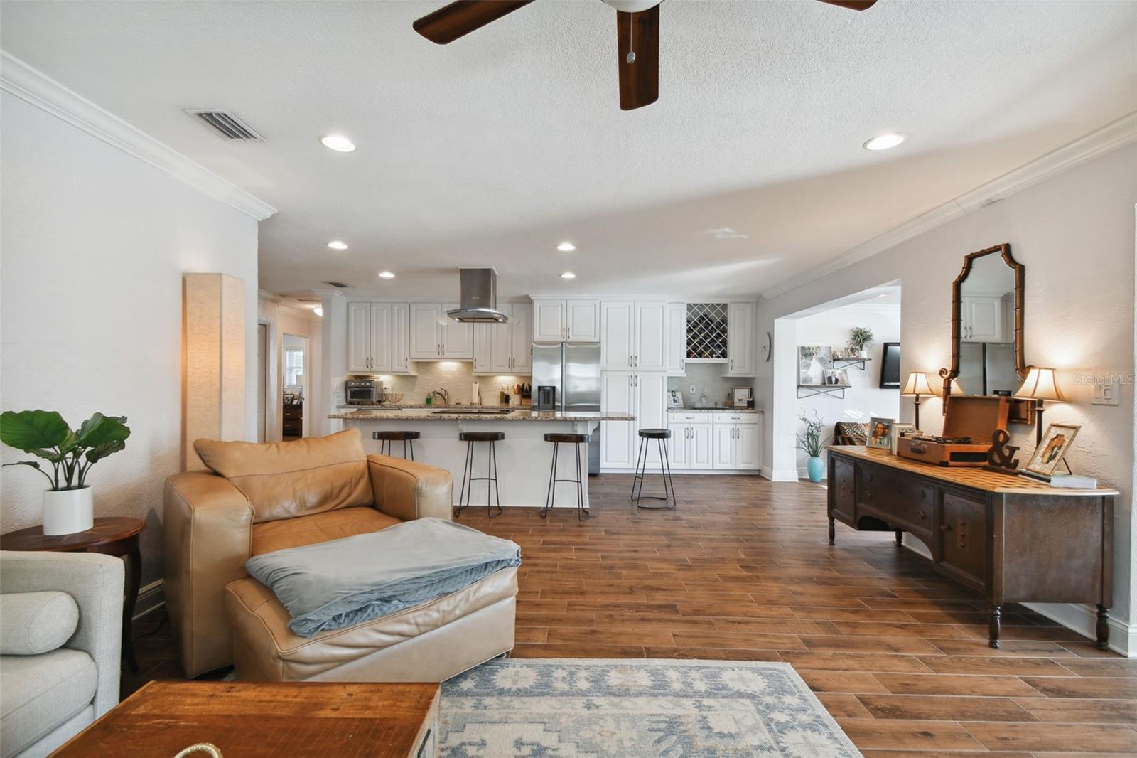 Listing photo id 13 for 4740 Venetian Boulevard Ne